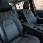 2026 Nissan Sentra SR Voorstoelen Sport met Rode Accent Stiksels