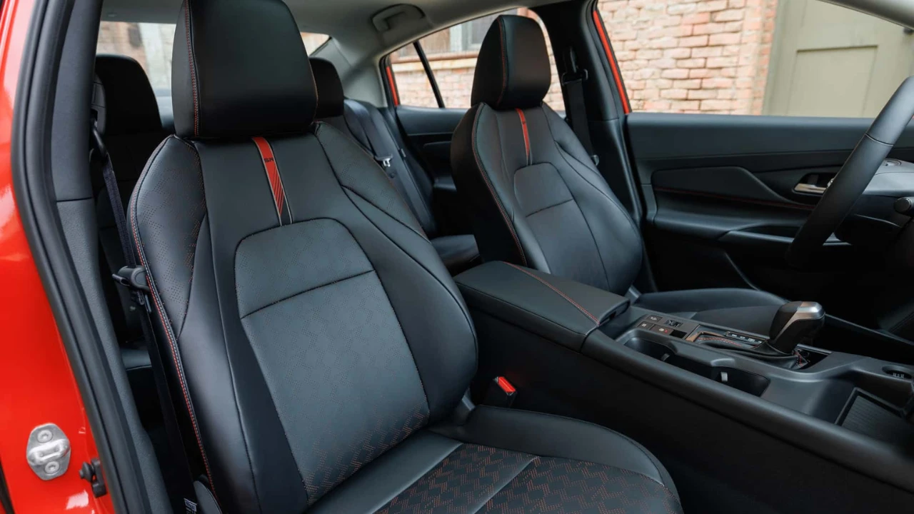 2026 Nissan Sentra SR Voorstoelen Sport met Rode Accent Stiksels