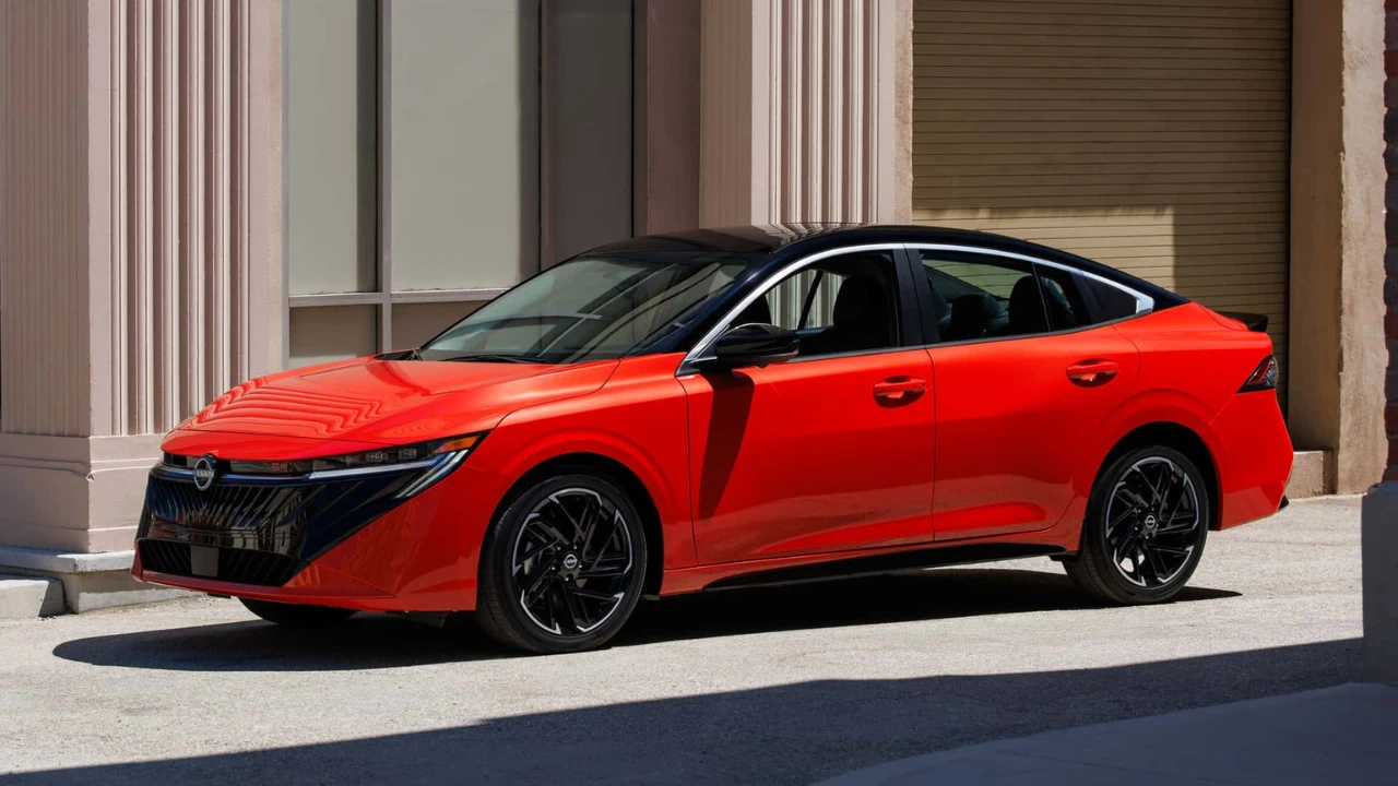 2026 Nissan Sentra SR Zijprofiel met Tweekleurig Verfschema