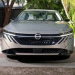 2026 Nissan Sentra Vooraanzicht met V-Motion Grille Design