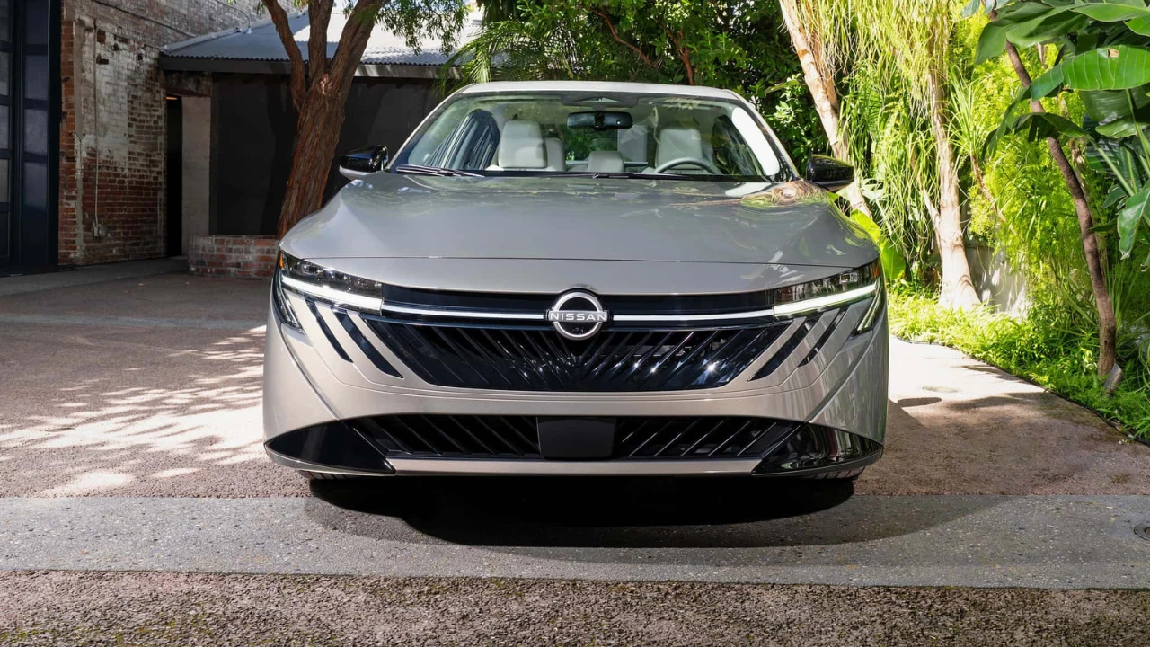 2026 Nissan Sentra Vooraanzicht met V-Motion Grille Design