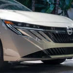 2026 Nissan Sentra Voorhoek Zicht met LED-Koplamp Detail