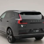 2026 Volvo XC70 PHEV Achteraanzicht met Verlichte LED-achterlichten