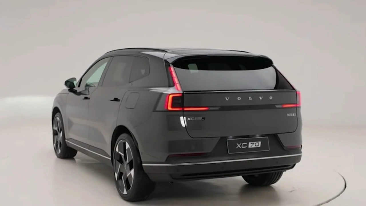 2026 Volvo XC70 PHEV Achteraanzicht met Verlichte LED-achterlichten