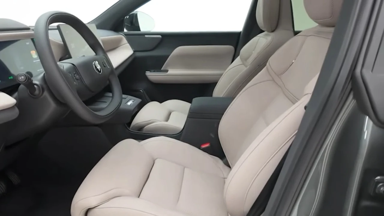 2026 Volvo XC70 PHEV Interieur Vooraanzicht met Scandinavisch Minimalistisch Ontwerp