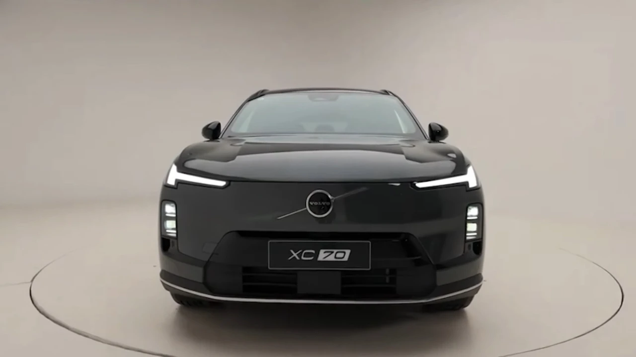 2026 Volvo XC70 PHEV Vooraanzicht met Thor's Hammer LED-koplampen