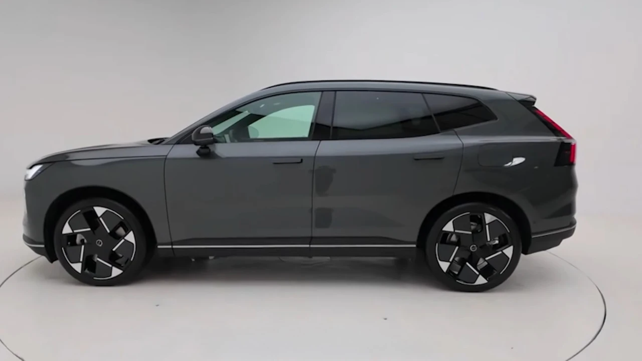 2026 Volvo XC70 PHEV Zijaanzicht met Aerodynamisch Ontwerp