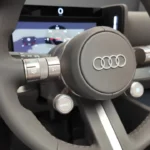Audi Concept C Fysieke Bedieningselementen en Metalen Badge Detail