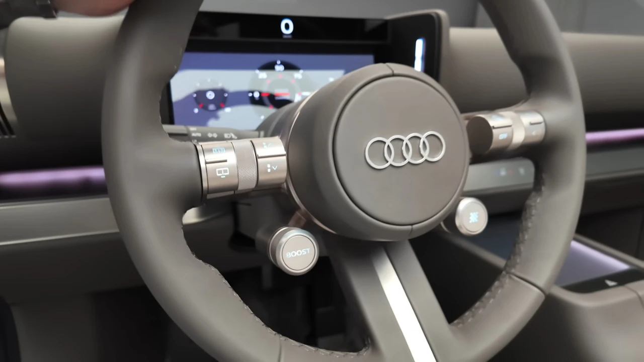Audi Concept C Fysieke Bedieningselementen en Metalen Badge Detail