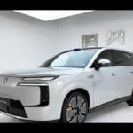 BYD Denza N8L Driekwart Vooraanzicht - 5,2m Luxe Familie-SUV