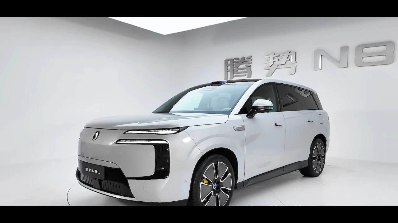 BYD Denza N8L Driekwart Vooraanzicht - 5,2m Luxe Familie-SUV