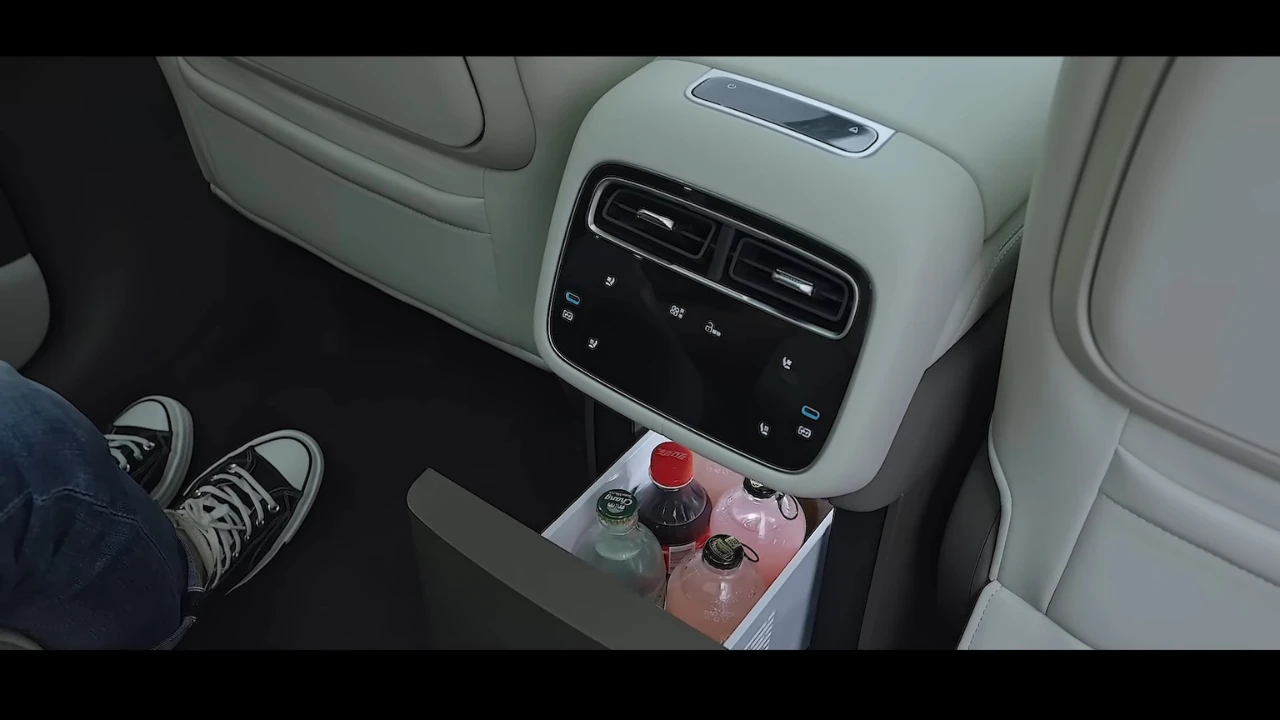 BYD Denza N8L Tweede Rij Voorzieningen - Klimaatregeling & Mini Koelkast