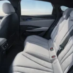 De achterbank van de BYD Seal 6 DM-i toont royale beenruimte en comfortfuncties, profiterend van de 2,79 meter wielbasis en efficiënte indeling van de hybride aandrijflijn.