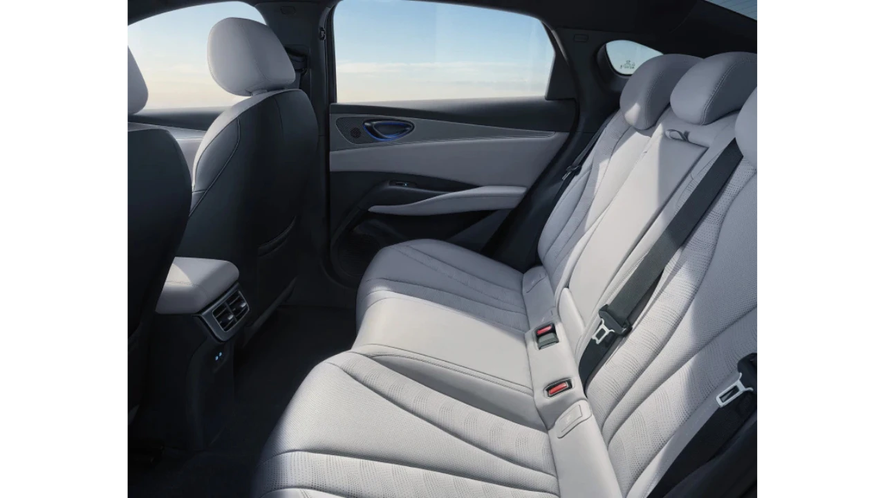 De achterbank van de BYD Seal 6 DM-i toont royale beenruimte en comfortfuncties, profiterend van de 2,79 meter wielbasis en efficiënte indeling van de hybride aandrijflijn.