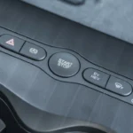 Detail van het bedieningspaneel van de BYD Seal 6 DM-i met de EV/HEV moduskiezer, start/stop-knop en verschillende rijmodusregelaars die de Super Hybrid DM-technologie beheren.