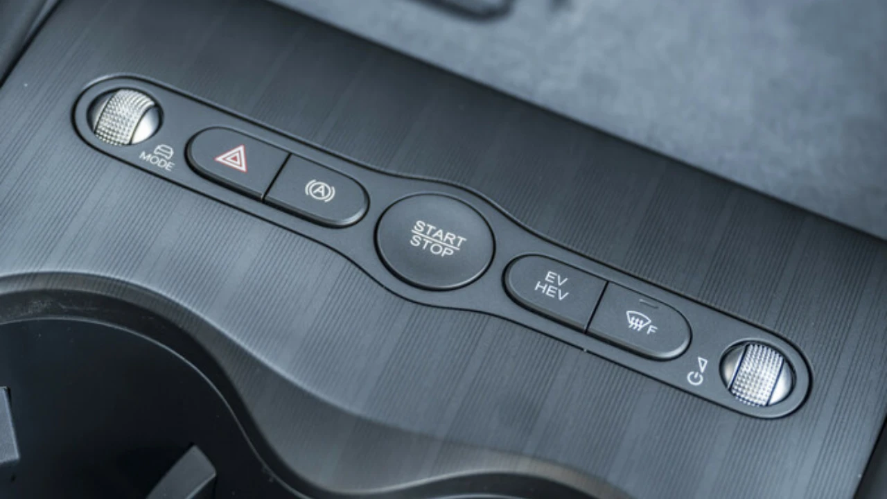 Detail van het bedieningspaneel van de BYD Seal 6 DM-i met de EV/HEV moduskiezer, start/stop-knop en verschillende rijmodusregelaars die de Super Hybrid DM-technologie beheren.