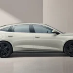 Zijaanzicht dat de 4,84 meter lengte en 2,79 meter wielbasis van de BYD Seal 6 DM-i toont, met nadruk op de coupé-achtige daklijn en ingeklapte deurgrepen kenmerkend voor de Ocean-ontwerpfilosofie.