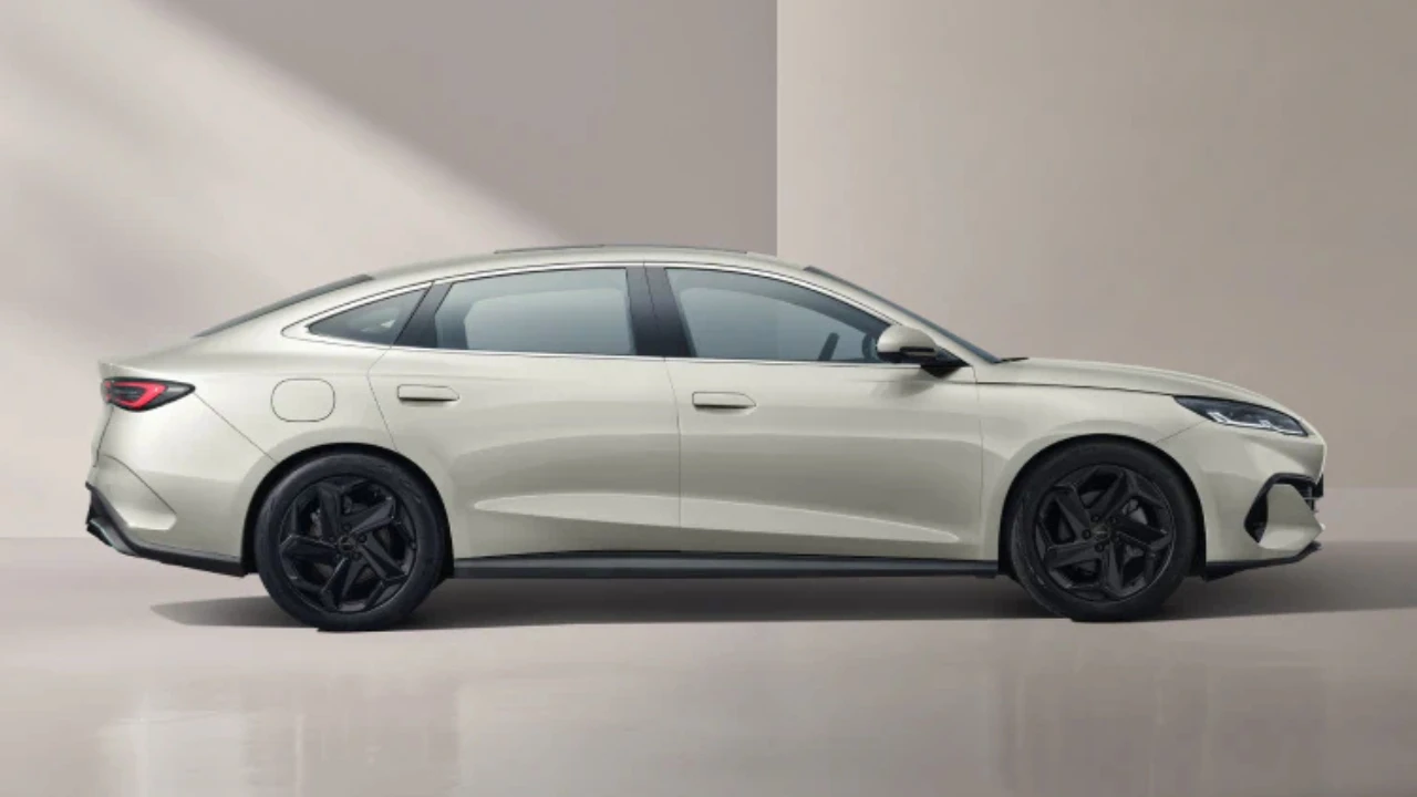 Zijaanzicht dat de 4,84 meter lengte en 2,79 meter wielbasis van de BYD Seal 6 DM-i toont, met nadruk op de coupé-achtige daklijn en ingeklapte deurgrepen kenmerkend voor de Ocean-ontwerpfilosofie.