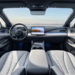 Het interieur van de BYD Seal 6 DM-i toont Ocean-geïnspireerd ontwerp met een strak dashboard, voorzien van het draaibare 15,6-inch touchscreen, digitale instrumentencluster en premium materialen overal.