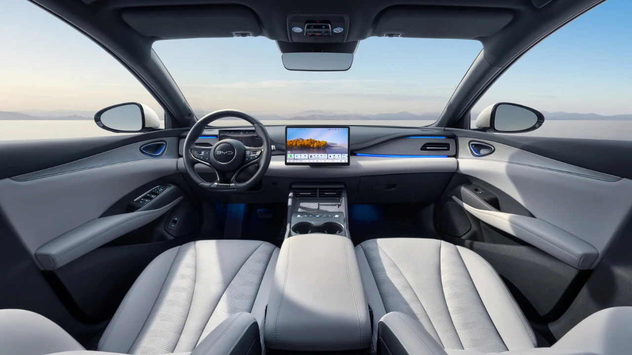 Het interieur van de BYD Seal 6 DM-i toont Ocean-geïnspireerd ontwerp met een strak dashboard, voorzien van het draaibare 15,6-inch touchscreen, digitale instrumentencluster en premium materialen overal.