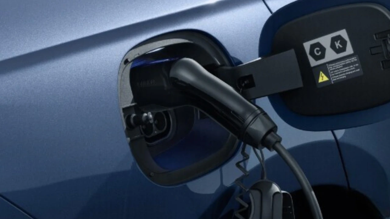 De laadpoort van de BYD Seal 6 DM-i toont zijn plug-in hybride capaciteit, met ondersteuning voor zowel 10,08kWh (Boost) als 19kWh (Comfort) batterijconfiguraties voor flexibel elektrisch rijden.