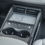 De middenconsole van de BYD Seal 6 DM-i beschikt over dubbele draadloze oplaadpads, klimaatregeling ventilatieroosters en premium materialen die de praktische luxe benadering van het interieurontwerp tonen.