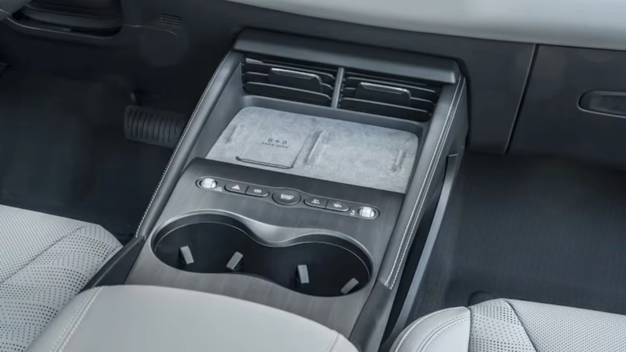 De middenconsole van de BYD Seal 6 DM-i beschikt over dubbele draadloze oplaadpads, klimaatregeling ventilatieroosters en premium materialen die de praktische luxe benadering van het interieurontwerp tonen.