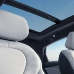 Het ruime interieur van de BYD Seal 6 DM-i beschikt over een groot panoramisch schuifdak, premium wit leren bekleding en royale hoofdruimte, wat de "Golf-formaat ruimte in Polo-formaat auto" belofte demonstreert.