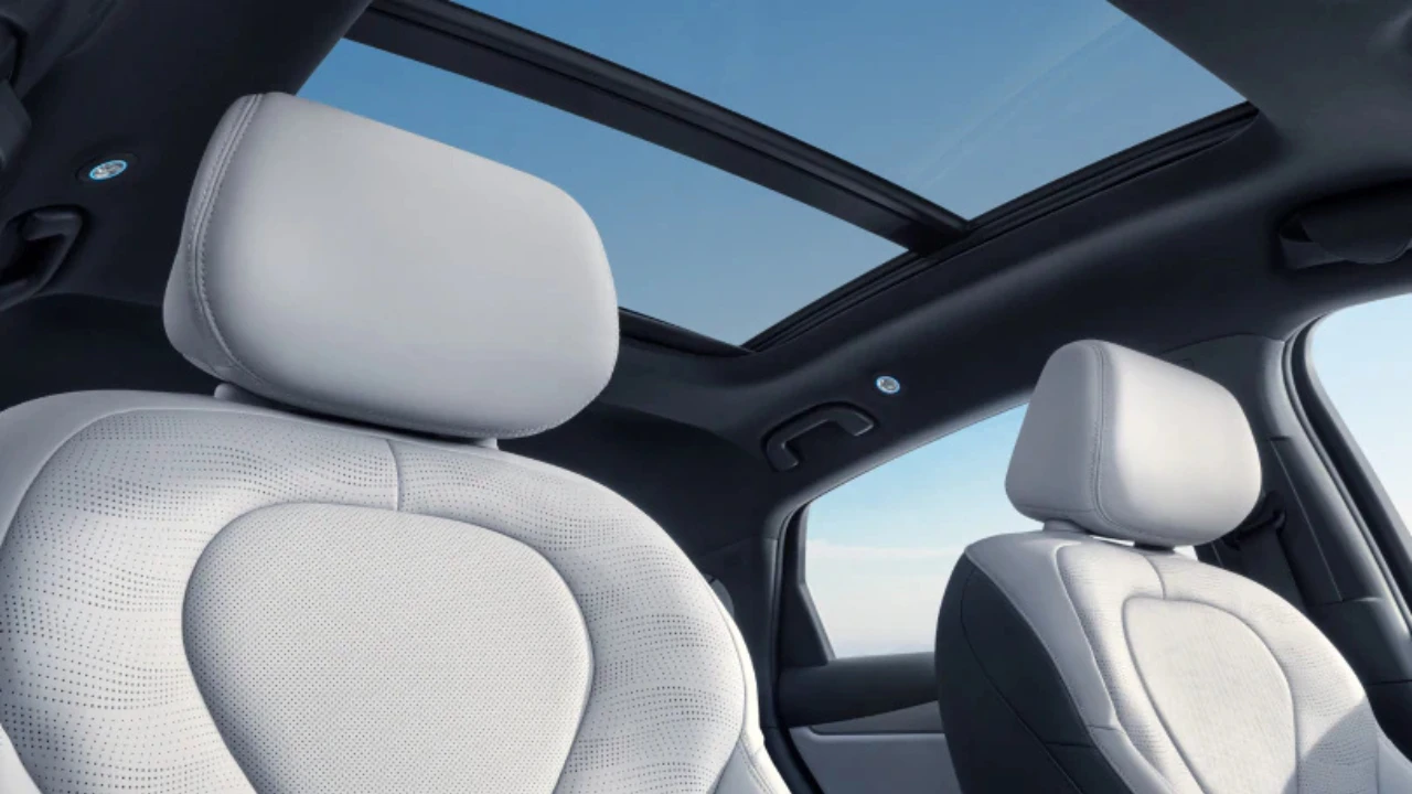 Het ruime interieur van de BYD Seal 6 DM-i beschikt over een groot panoramisch schuifdak, premium wit leren bekleding en royale hoofdruimte, wat de "Golf-formaat ruimte in Polo-formaat auto" belofte demonstreert.