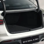 Geopende kofferbak van BYD Seal 6 DM-i sedan met grote laadruimte van 491 liter standaardcapaciteit, zwarte tapijtbekleding en gemakkelijk toegankelijke kofferopening
