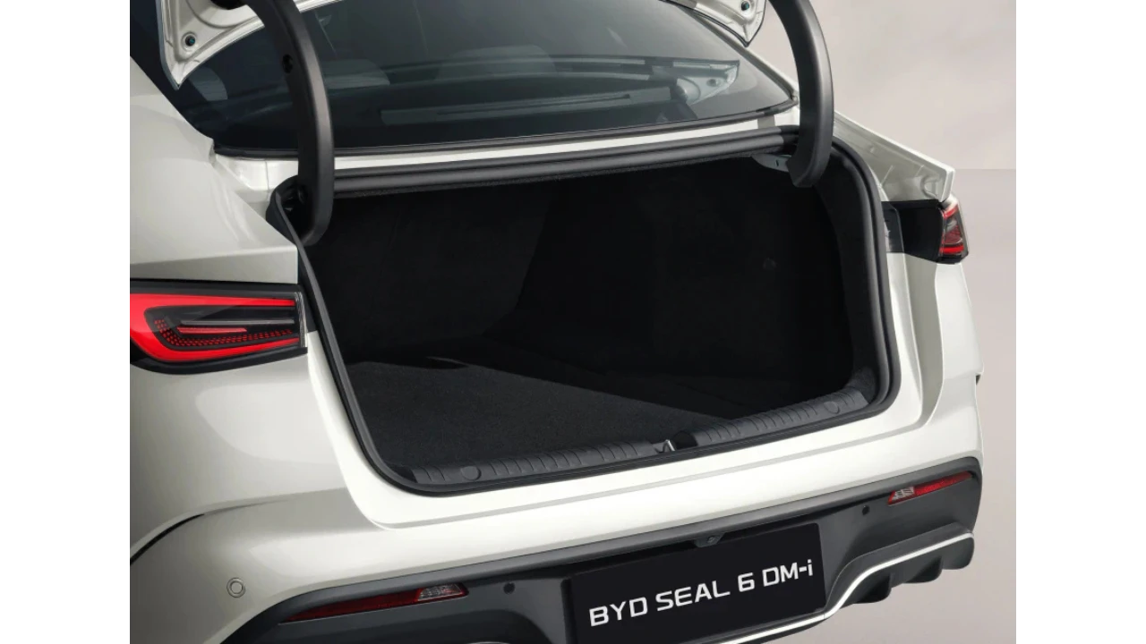 Geopende kofferbak van BYD Seal 6 DM-i sedan met grote laadruimte van 491 liter standaardcapaciteit, zwarte tapijtbekleding en gemakkelijk toegankelijke kofferopening