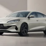 Professionele studiofoto die het verfijnde voorontwerp van de BYD Seal 6 DM-i in champagne goud benadrukt, met het strakke koplampontwerp en aerodynamische voorbumper met kenmerkende luchtinlaten.