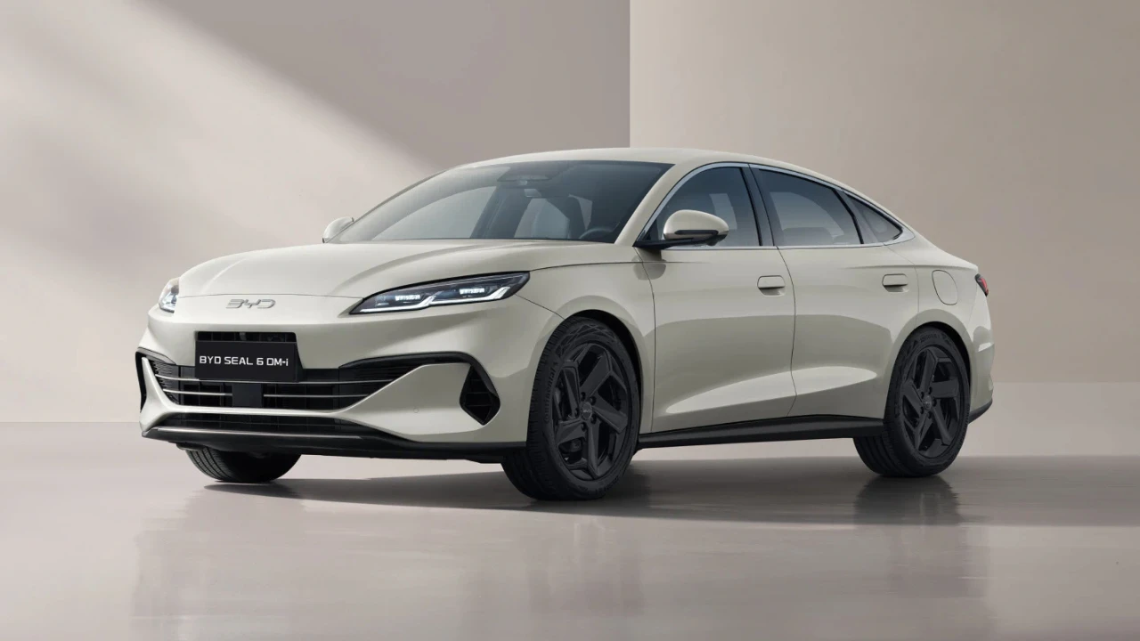 Professionele studiofoto die het verfijnde voorontwerp van de BYD Seal 6 DM-i in champagne goud benadrukt, met het strakke koplampontwerp en aerodynamische voorbumper met kenmerkende luchtinlaten.