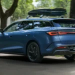Toont de gezinsgerichte veelzijdigheid van de BYD Seal 6 DM-i Touring, uitgerust met dakkoffer voor extra opslag, perfect voor Nederlandse gezinsvakanties met 500-1.535 liter totale capaciteit.