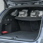 Geopende achterlaadruimte van BYD Seal 6 DM-i Touring stationwagon met ruim interieur van 500 liter standaardcapaciteit, vlakke laadvloer en stoelen die neerklappen voor maximaal 1.535 liter capaciteit