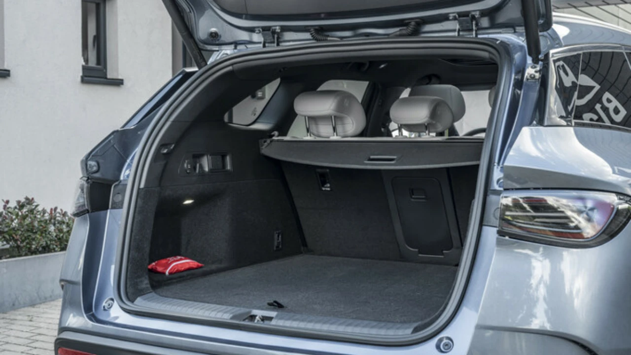 Geopende achterlaadruimte van BYD Seal 6 DM-i Touring stationwagon met ruim interieur van 500 liter standaardcapaciteit, vlakke laadvloer en stoelen die neerklappen voor maximaal 1.535 liter capaciteit