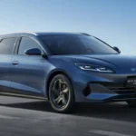 De BYD Seal 6 DM-i Touring-variant combineert gezinspraktijkgebruik met hybride efficiëntie, met dezelfde lengte van 4,84 meter als de sedan maar met verbeterde laadveelzijdigheid voor Nederlandse gezinsavonturen.