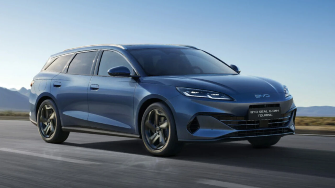 De BYD Seal 6 DM-i Touring-variant combineert gezinspraktijkgebruik met hybride efficiëntie, met dezelfde lengte van 4,84 meter als de sedan maar met verbeterde laadveelzijdigheid voor Nederlandse gezinsavonturen.