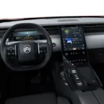 Interieurzicht van Citroën C5 Aircross dashboard toont groot verticaal touchscreen-display, digitaal instrumentenpaneel, modern stuurwiel-design en premium cabine-materialen die technologie-integratie benadrukken