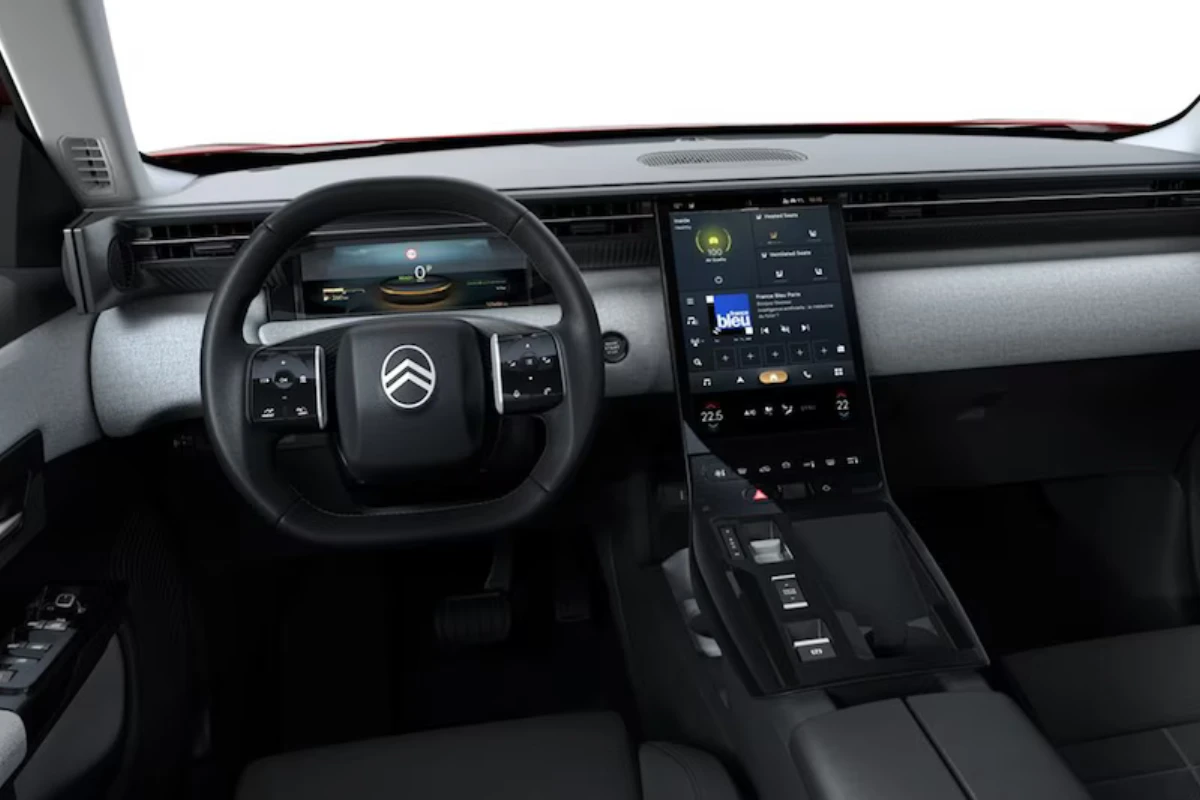 Interieurzicht van Citroën C5 Aircross dashboard toont groot verticaal touchscreen-display, digitaal instrumentenpaneel, modern stuurwiel-design en premium cabine-materialen die technologie-integratie benadrukken