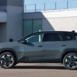 Zijaanzicht van grijze Citroën C5 Aircross SUV in studio-omgeving benadrukt verlengde wielbasis, slanke daklijn, kenmerkend wieldesign en praktische gezinsvoertuig-verhoudingen