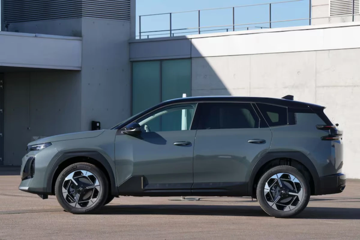 Zijaanzicht van grijze Citroën C5 Aircross SUV in studio-omgeving benadrukt verlengde wielbasis, slanke daklijn, kenmerkend wieldesign en praktische gezinsvoertuig-verhoudingen