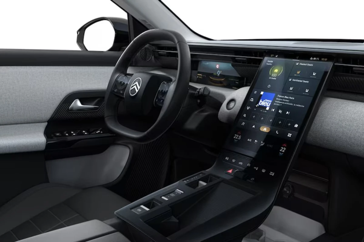 Close-up interieurshot van Citroën C5 Aircross middenconsole-gebied toont groot verticaal touchscreen, klimaatbediening, versnellingsselector en premium cabine-afwerking die technologische vooruitgang en gebruiksvriendelijk design benadrukt