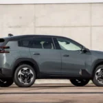 Achter driekwart studio-aanzicht van grijze Citroën C5 Aircross toont eigentijds achterlicht-design, prominente AIRCROSS-letters, strakke carrosserielijnen en moderne SUV achterstyling