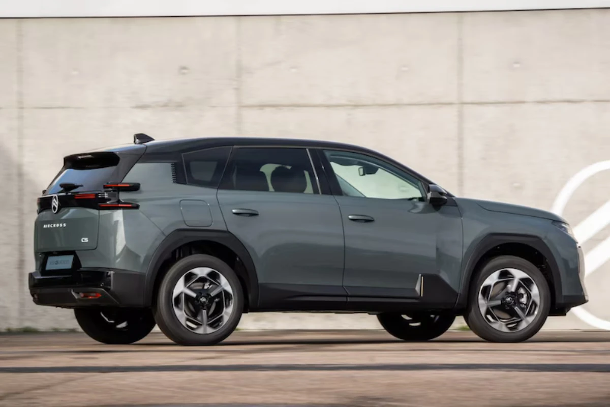 Achter driekwart studio-aanzicht van grijze Citroën C5 Aircross toont eigentijds achterlicht-design, prominente AIRCROSS-letters, strakke carrosserielijnen en moderne SUV achterstyling