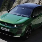 Actieshot van groene Citroën C5 Aircross plug-in hybrid SUV rijdend op bochtige bergweg, toont dynamische prestatiemogelijkheden en modern voorgevel-design van het 195pk geëlektrificeerde gezinsvoertuig