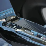 Gedetailleerd zicht van Citroën C5 Aircross middenconsole met blauwe omgevingsverlichting, elektronische versnellingsselector, rijmodus-bediening en premium zwarte afwerkmaterialen die luxe interieur-voorzieningen tonen