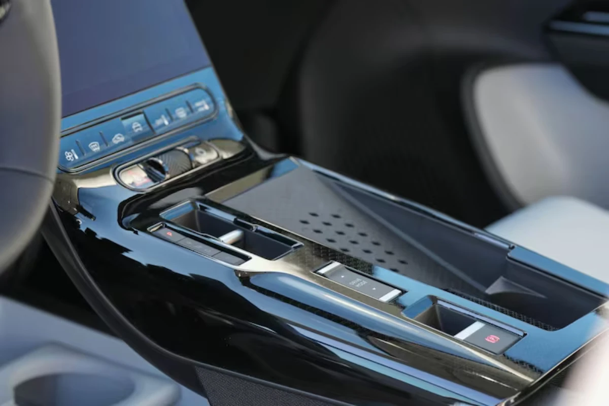 Gedetailleerd zicht van Citroën C5 Aircross middenconsole met blauwe omgevingsverlichting, elektronische versnellingsselector, rijmodus-bediening en premium zwarte afwerkmaterialen die luxe interieur-voorzieningen tonen