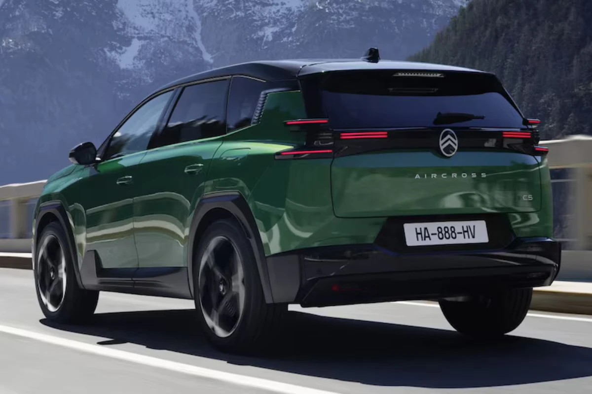 Groene Citroën C5 Aircross plug-in hybrid SUV gefotografeerd vanuit achter driekwart hoek op bergweg, met moderne LED-achterlichten, AIRCROSS-badge en aerodynamische designelementen van het 195pk hybride model
