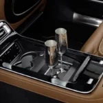 Close-up aanzicht van Mercedes-Maybach V12 Edition achter middenconsole